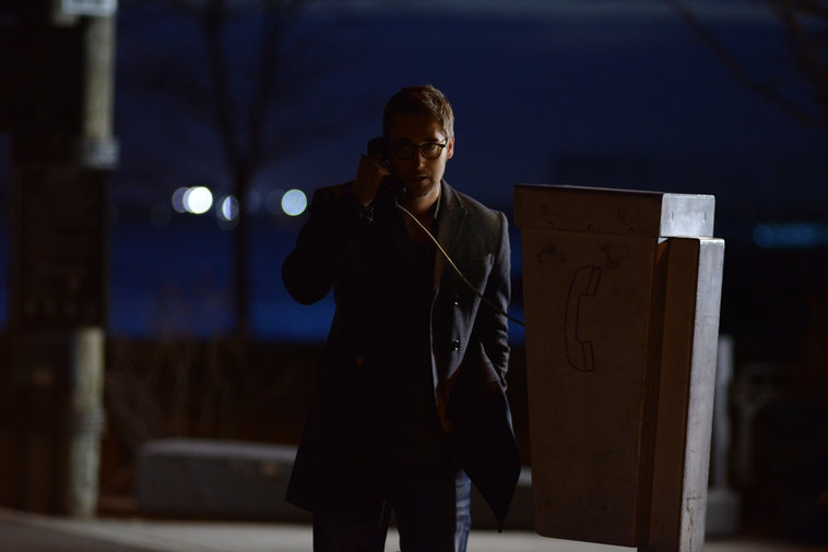 Tom Keen (Ryan Eggold) prend contact avec son mystérieux patron