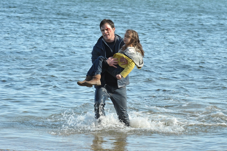 Patrick (Mike Doyle ) tente de sauver sa petite fille 