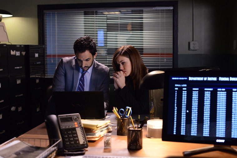 Aram Mojtabaï (Amir Arison) et Elisabeth Keen (Megan Boone) au travail