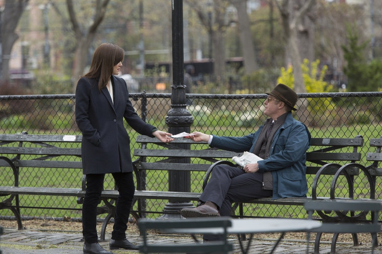 Raymond Reddington (James Spader) donne des informations à Liz (Megan Boone)