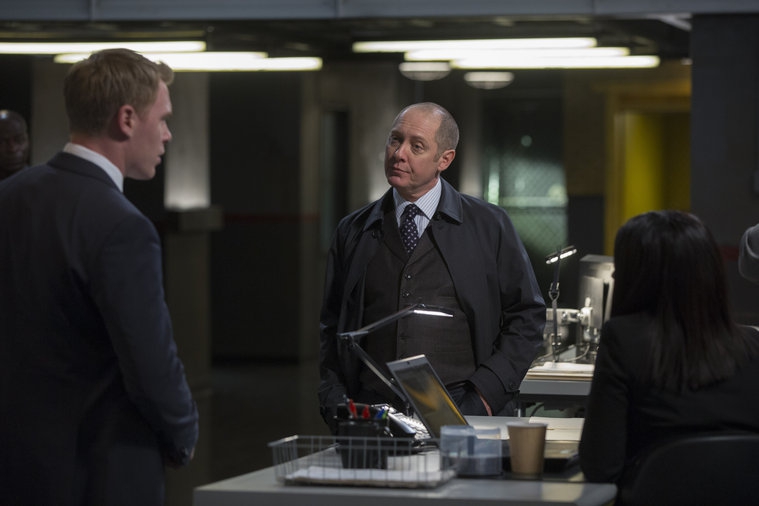 Raymond Reddington (James Spader) écoute l'agent Ressler (Diego Klattenhoff) parler