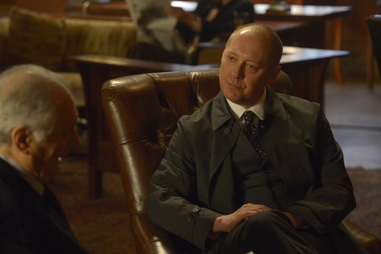 Raymond Reddington (James Spader) écoute Alan Fitch (Alan Alda)