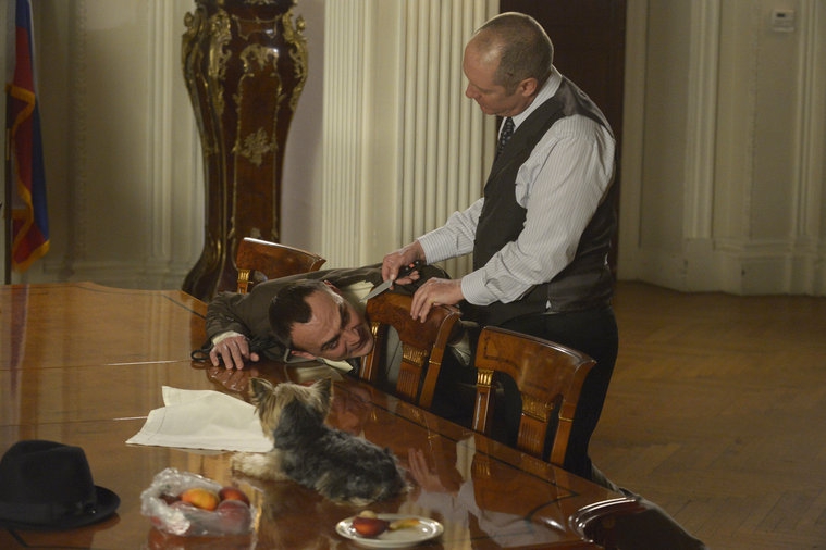 Raymond Reddington (James Spader) menace l'ambassadeur de russie 