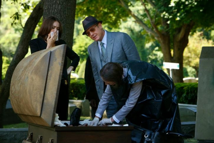 Liz (Megan Boone) dédoûtée et Raymond Reddington (James Spader) intéressé regardent Mr Kaplan (Susan Blommaert) travailler