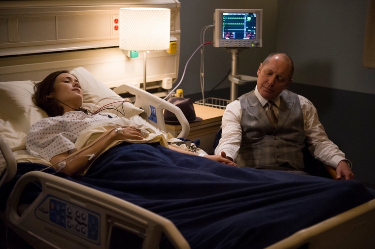 Red au chevet de Liz (Megan Boone) qui  récupère à l'hôpital