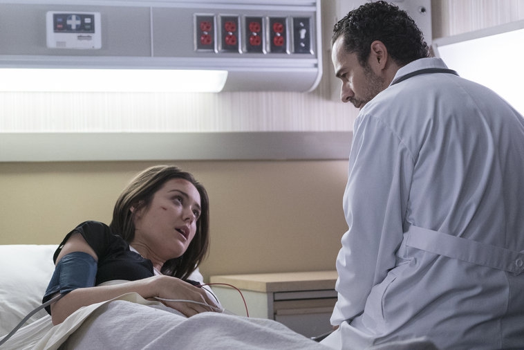 Elisabeth Keen (Megan Boone) se réveille dans une chambre d'hôpital
