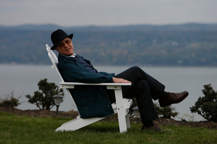 Raymond Reddington (James Spader) se détend