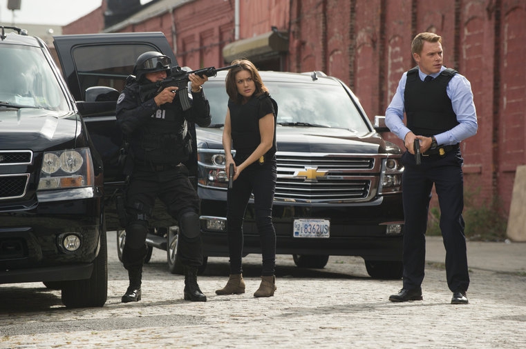 Les agents Keen (Megan Boone) et Ressler (Diego Klattenhoff) se préparent à l'assaut