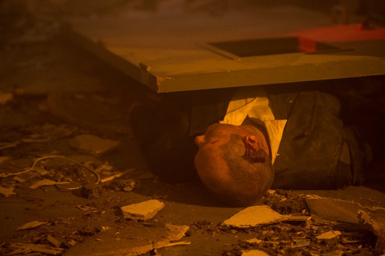 Raymond Reddington (James Spader) blessé par le souffle de l'explosion