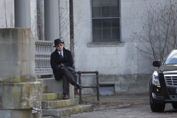 Raymond Reddington (James Spader) attend patiemment 