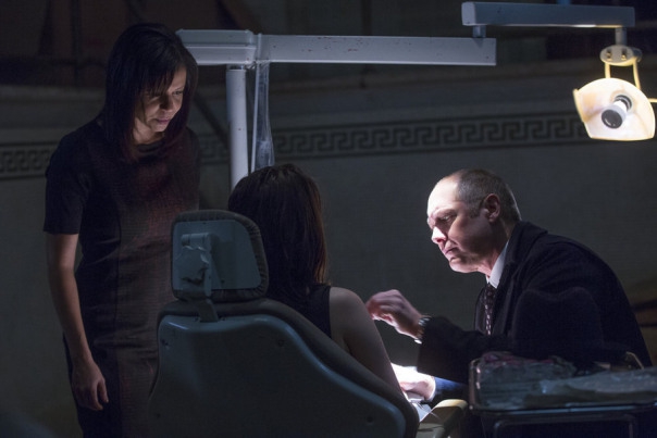 Raymond Reddington (James Spader) découvre Liz encore sous l'effet du traitement du Docteur Orchard (Gloria Reuben )
