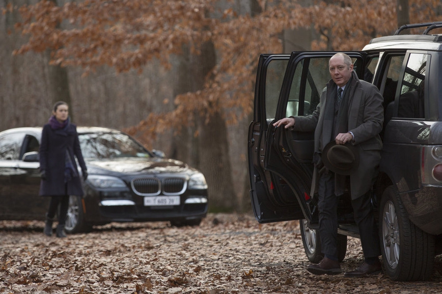 Raymond Reddington (James Spader) sort de la voiture 