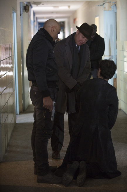 Raymond Redddington (James Spader) et Ruslan Denisov (Faran Tahir) menacent l'otage