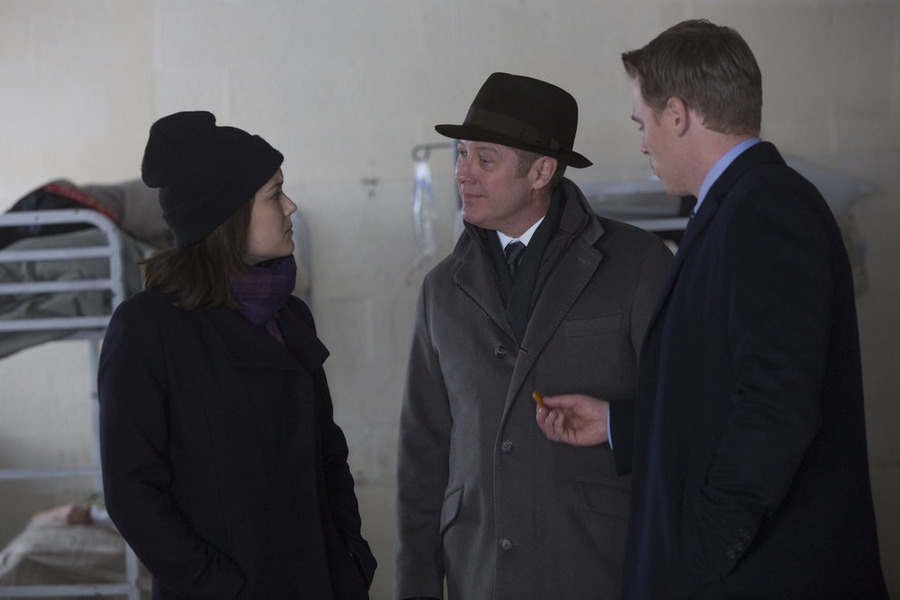 Elisabeth Keen (Megan Boone ), Raymond Reddington (James Spader) et Donald Ressler (Diego Klattenhoff) en Ouzbékistan