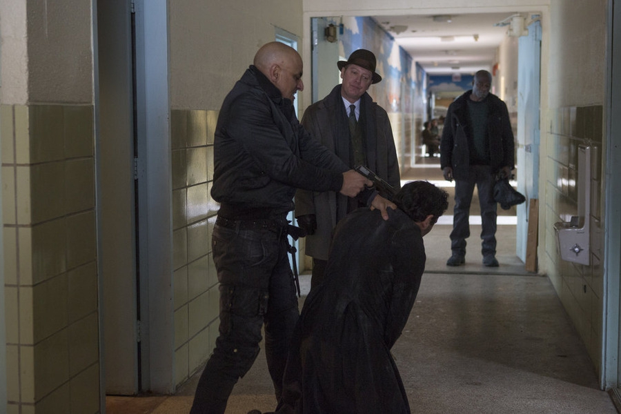Ruslan Denisov (Faran Tahir ) utilise la force avec son prisonnier sous le regard de Reddington (James Spader) et Dembe (Hisham Tawfik)