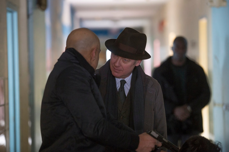 Raymond Reddington (James Spader) convainc Denisov (Faran Tahir ) d'utiliser SA méthode