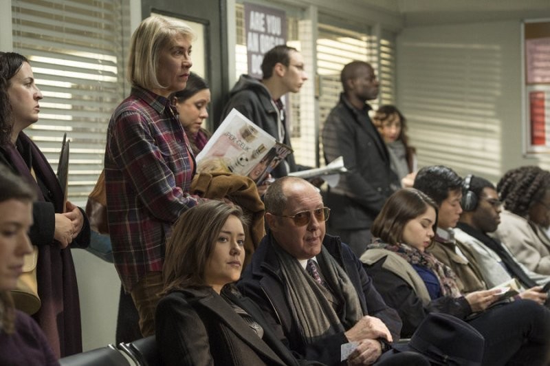Elisabeth Keen (Megan Boone) et Raymond Reddington attendent au bureau des immatriculations ...encore