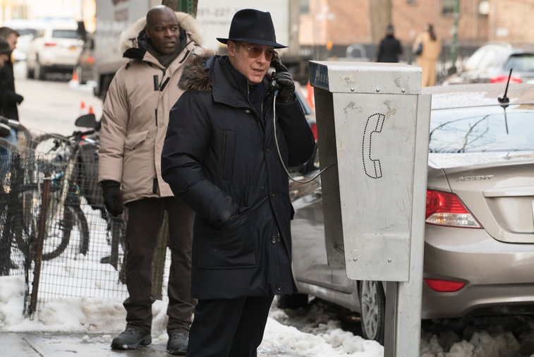 Raymond Reddington (James Spader) au téléphone tandis que Dembe (Hisham Tawfik) surveille les alentours