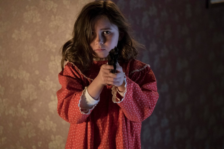 Masha ( Jillian Lebling  ) une arme à la main