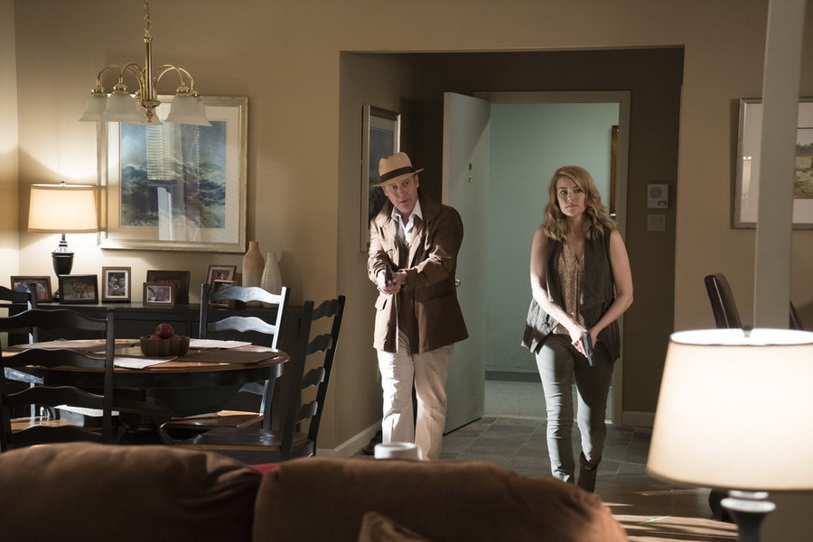 Raymond Reddington (James Spader) et Elisabeth Keen (Megan Boone) arrivent chez  Gabriel Costa 