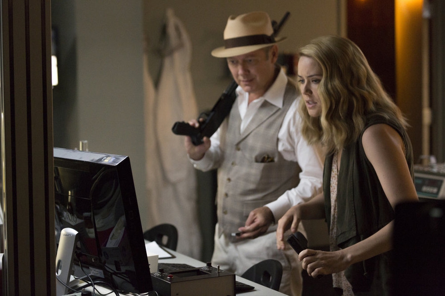 Elisabeth Keen (Megan Boone) et Raymond Reddington (James Spader) s'apprêtent à télécharger des informations capitales