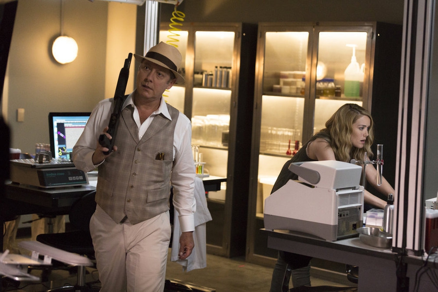 Raymond Reddington (James Spader) veille pendant que Liz (Megan Boone) s'occupe du téléchargement des informations