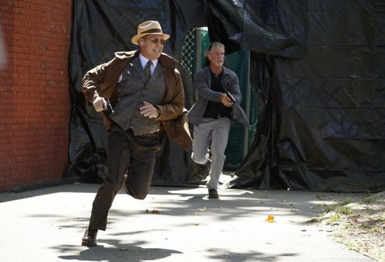 Raymond Reddington (James Sapder) et Baz (Bazzl Baz) courent après Elisabeth qui a disparu