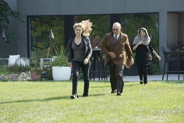 Elisabeth Keen (Megan Boone), Raymond Reddington (James Spader) et Nasim Bakhash (Christine Tawfik ) s'apprêtent à fuir