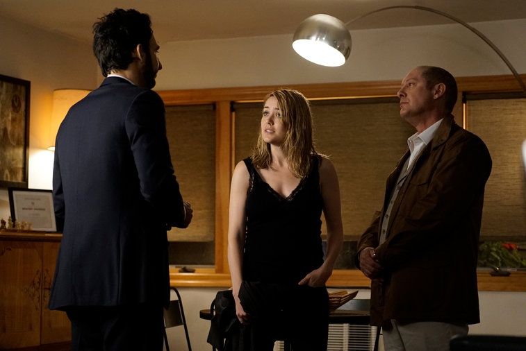 Red (James Spader) et Liz (Megan Boone) chez Aram (Amir Arison) pour lui demander son aide