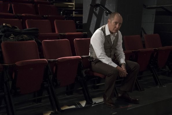 Raymond Reddington (James Spader) seul