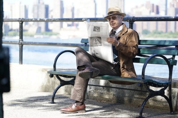 Raymond Redington (James Spader) ne lit pas le journal