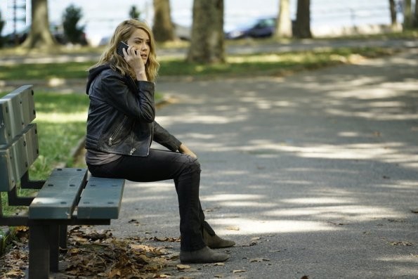 Elisabeth Keen (Megan Boone) attentive aux instructions données au téléphone
