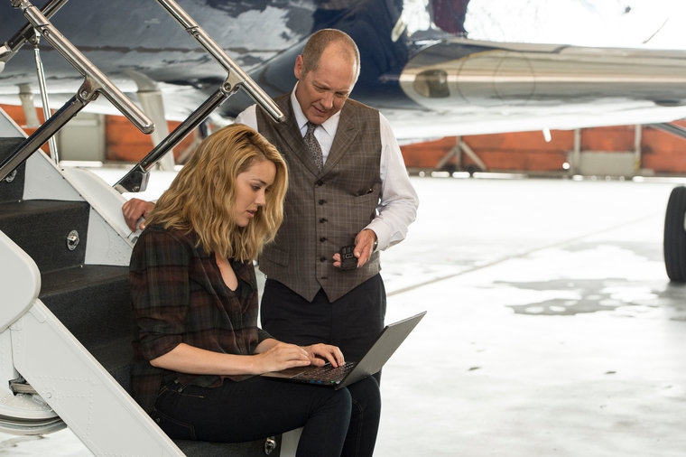 Red (James Spader) regarde Liz (Megan Boone) vérifier les informations sur son ordinateur