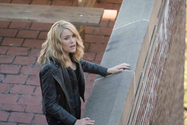 Elisabeth Keen (Megan Boone) sur un toit