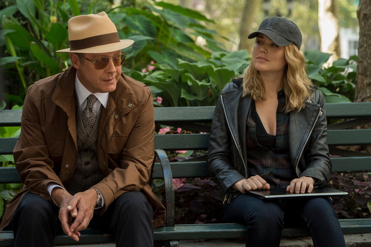 Raymond Reddington (James Spader)  et Elisabeth Keen (Megan Boone) attendent dans un parc 