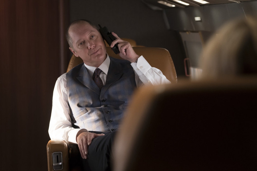 Raymond Reddington (James Spader ) au téléphone dans son jet