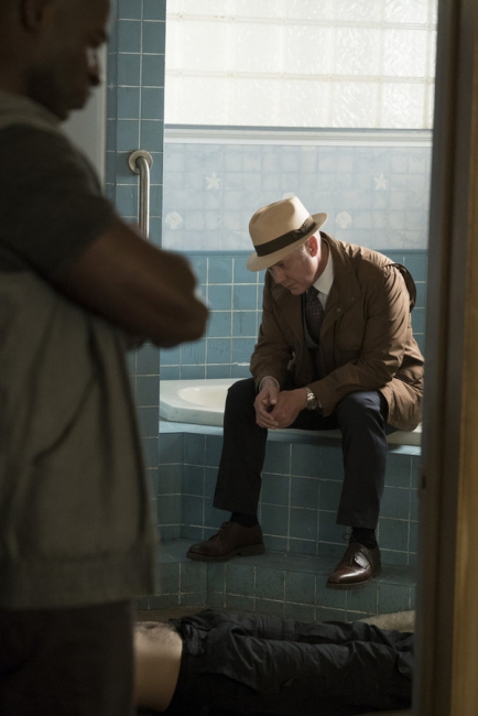 Raymond Reddington (James Spader) attend des informations de l'homme ligotté à ses pieds