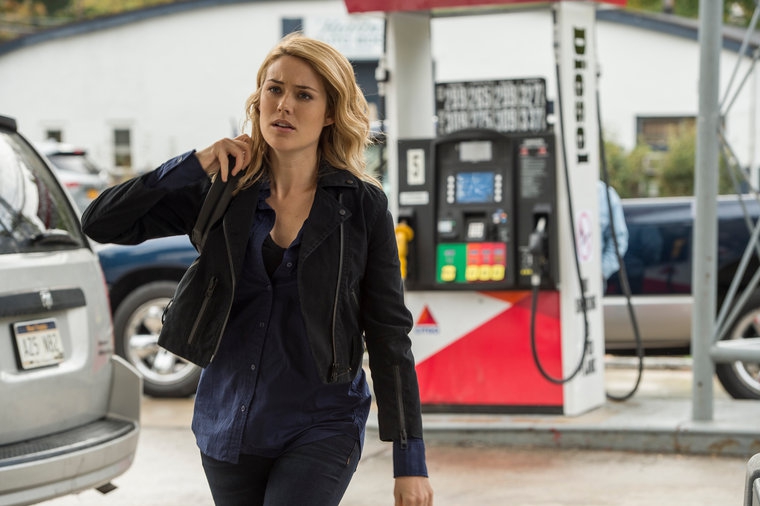 Elisabeth Keen (Megan Boone) va se rafraîchir dans une station essence
