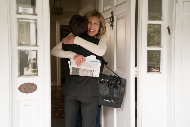 Reven Wright (Adriane Lenox ) rend visite à son amie, Laurel Hitchin (Christine Lahti ), chez elle