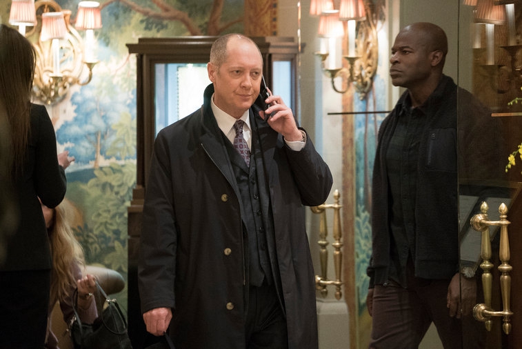 Raymond Reddington (James Spader) au téléphone