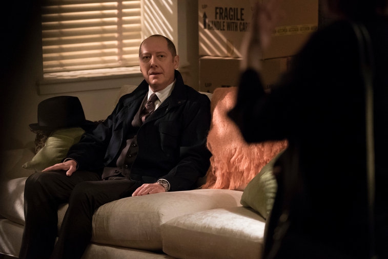 Raymond Reddington (James Spader) sur le nouveau canapé d'Elisabeth