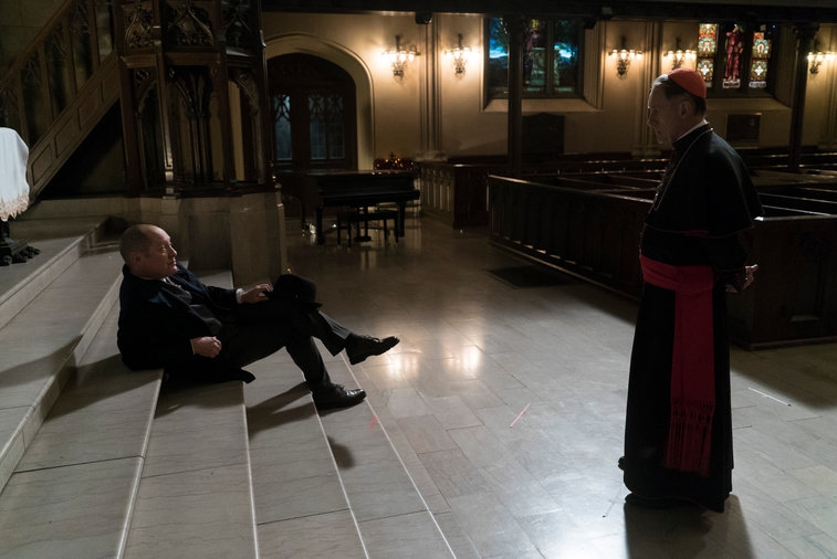 Raymond Reddington (James Spader) accuse le  Cardinal Richards (Michael Cullen )
