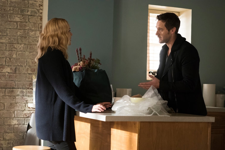Tom (Ryan Eggold) rend visite à Liz dans son nouvel appartement