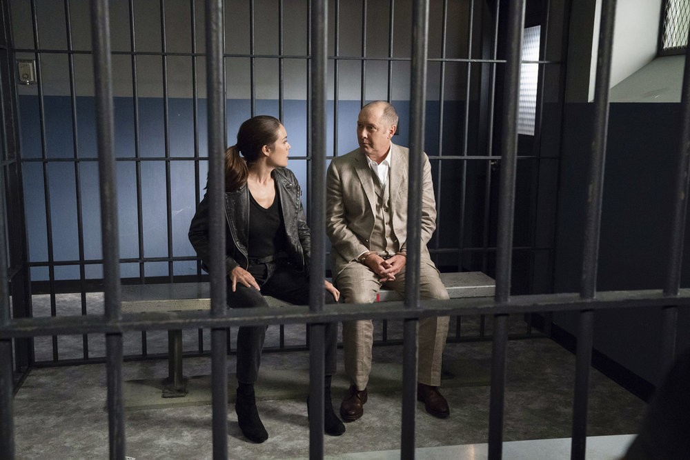 Elisabeth Keen (Megan Boone) rend visite à Red en prison