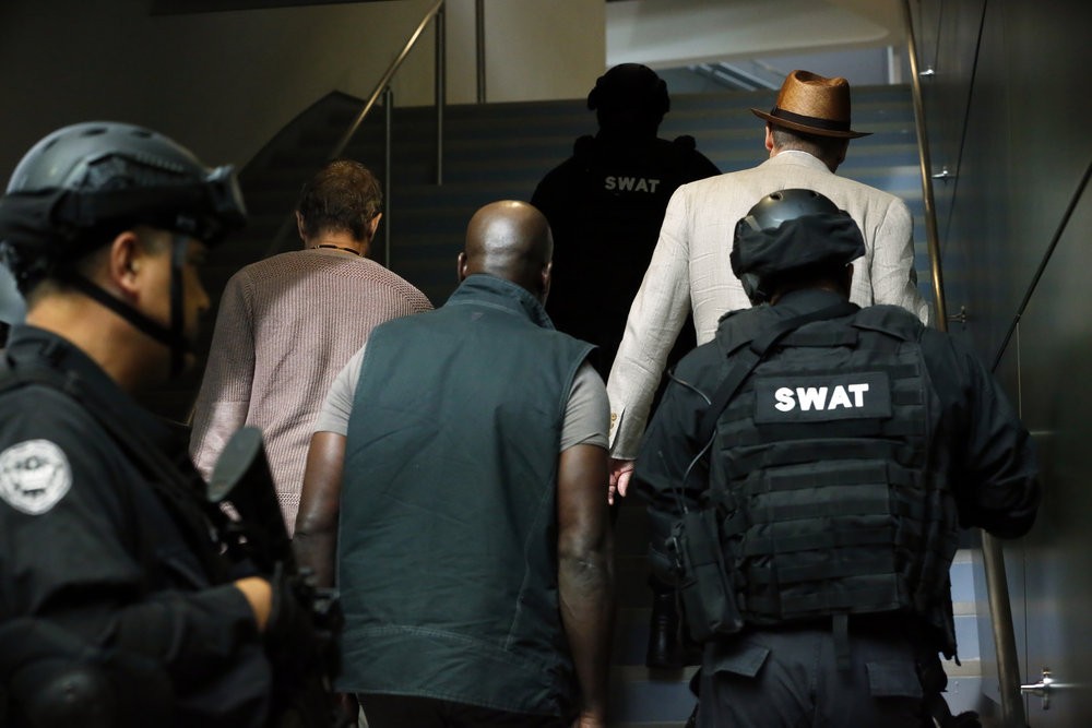 Le SWAT encadre Reddington et ses associés