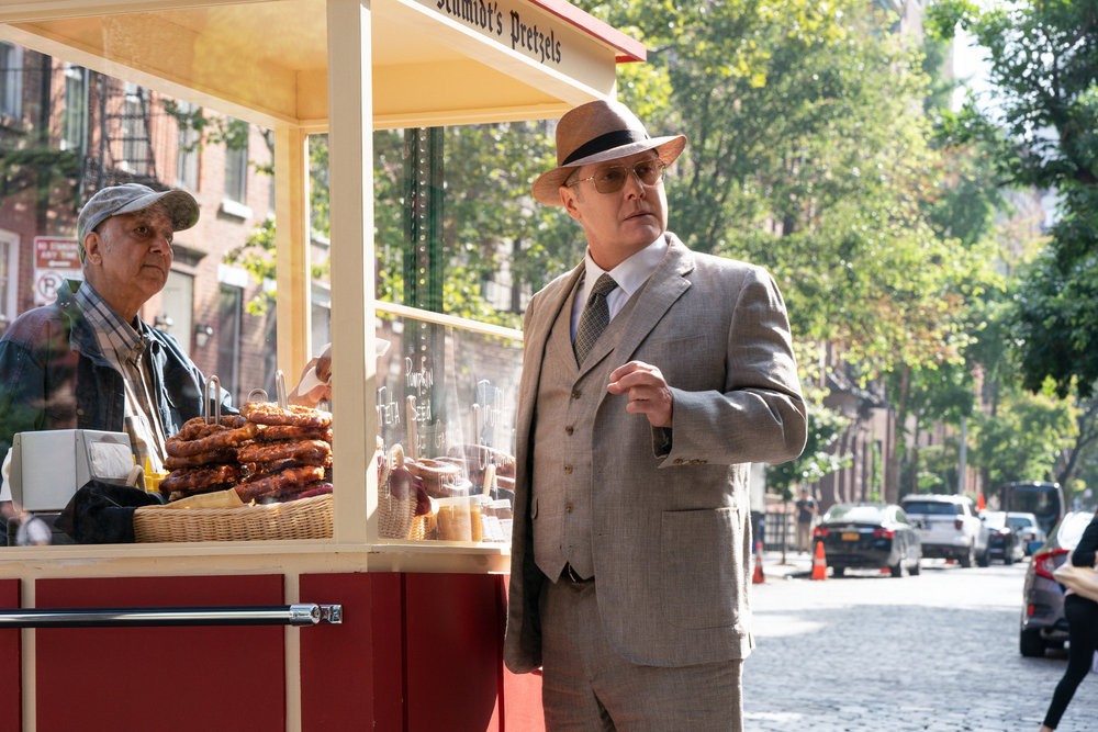 Raymond Reddington (James Spader) interrompu alors qu'il s'achète un bretzel