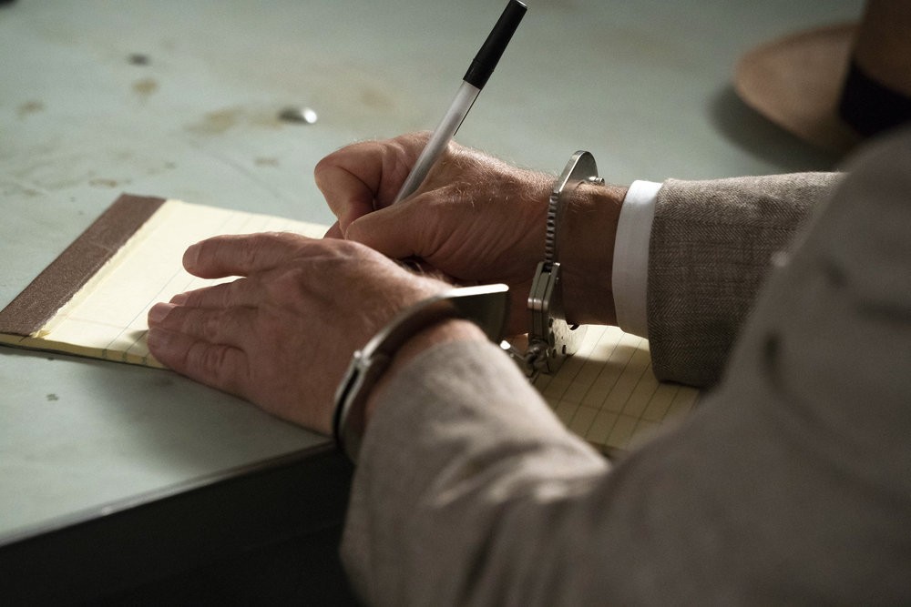 Raymond Reddington (James Spader), menotté,  écrit