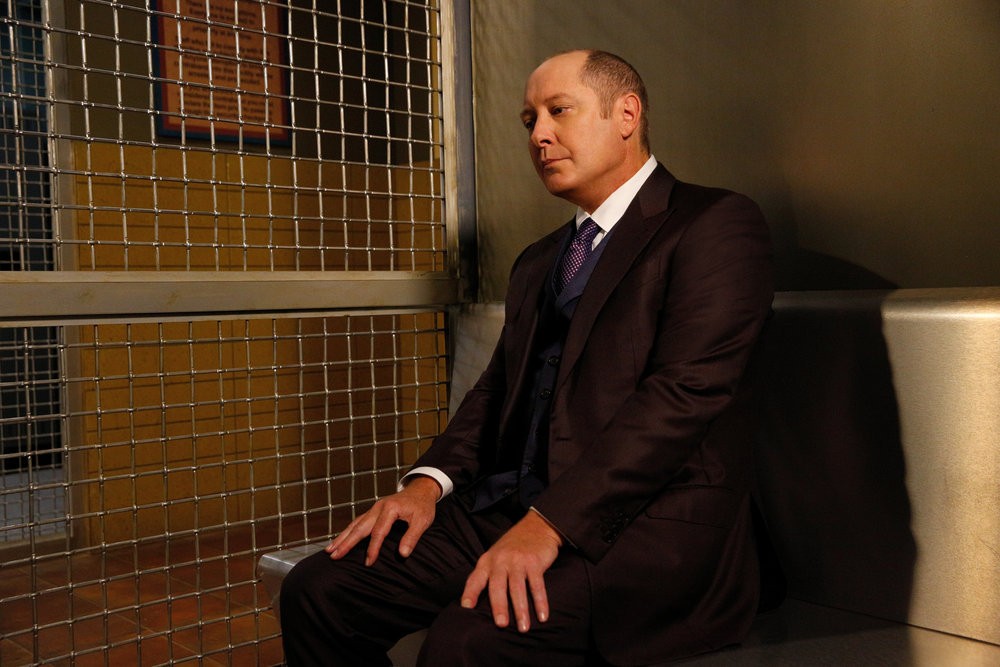 Raymond Reddington (James Spader) pensif dans sa cellule
