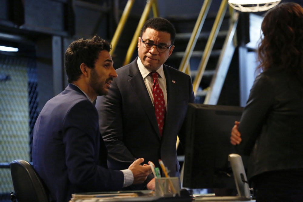 Harold Cooper (Harry Lennix) , chef de la Task- Force, écoute l'agent Mojtabai (Amir Arison)