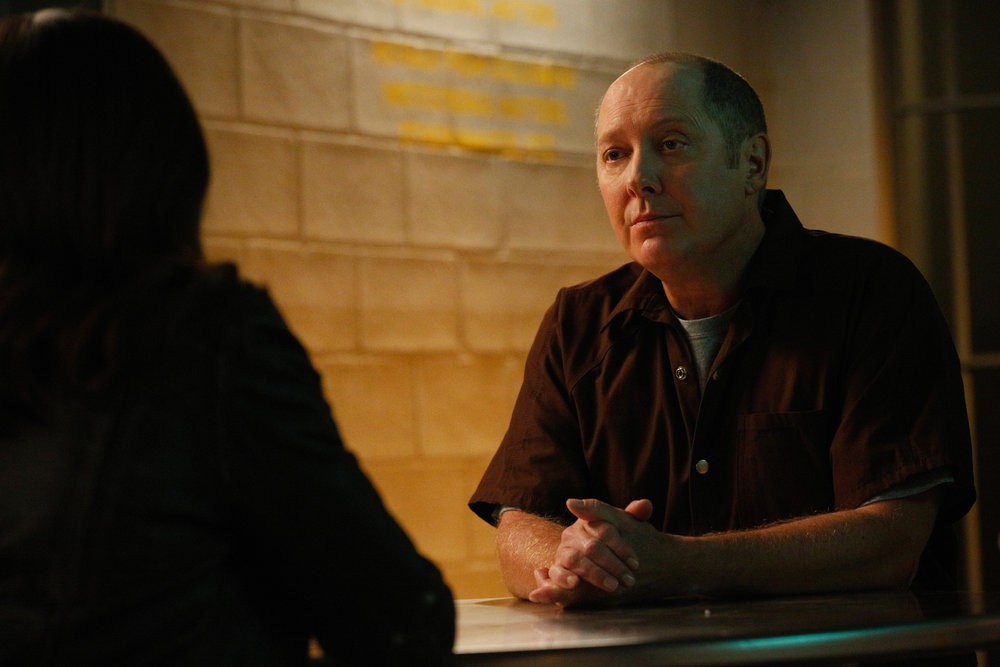 Rencontre entre Reddington et Liz Keen en prison
